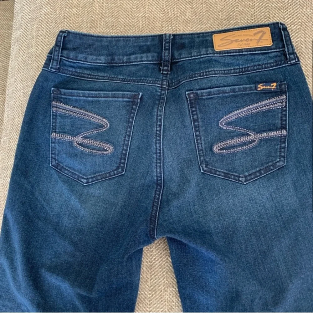 Excellent Preowned Condition Seven 7 Skinny Jeans Size 8. Very cute.